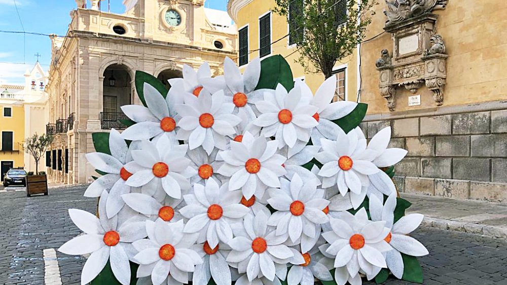 Flores en la plaça Constitució (Fotos: Tolo Mercadal)