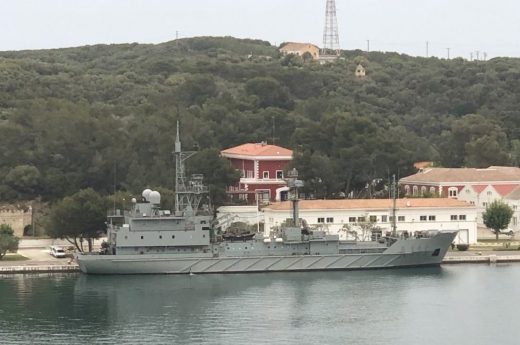 Imagen del buque en el puerto de Maó (Foto: Tolo Mercadal)