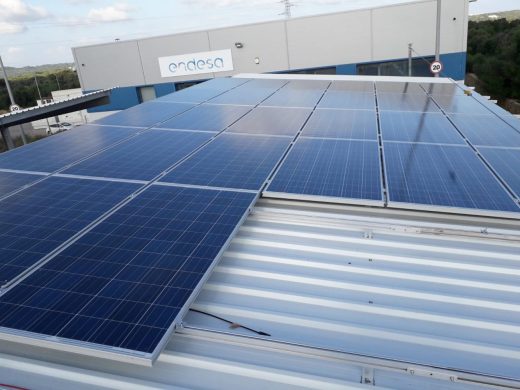 Endesa instala una placa fotovoltaica y 10 puntos de carga en Maó