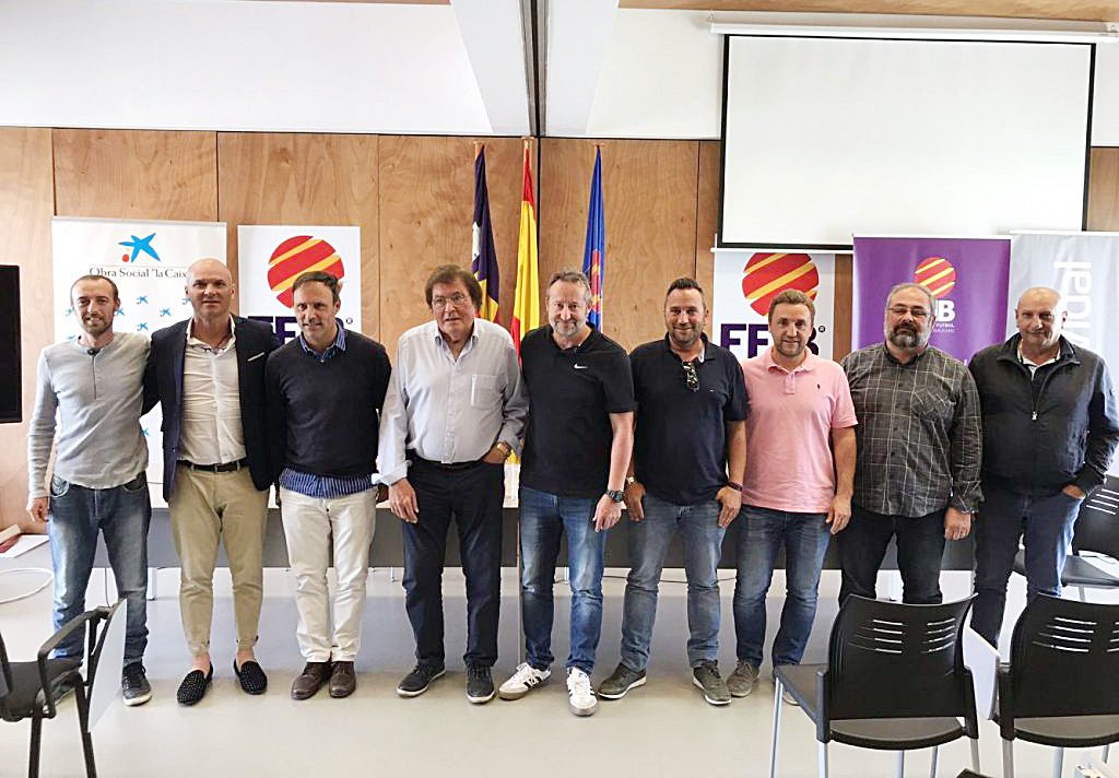 Representantes de los clubes en el sorteo