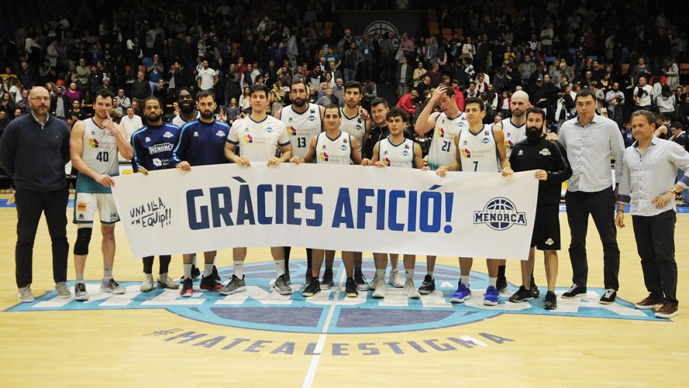 Los jugadores, con una pancarta agradeciendo el apoyo de la afición (Fotos: Tolo Mercadal)