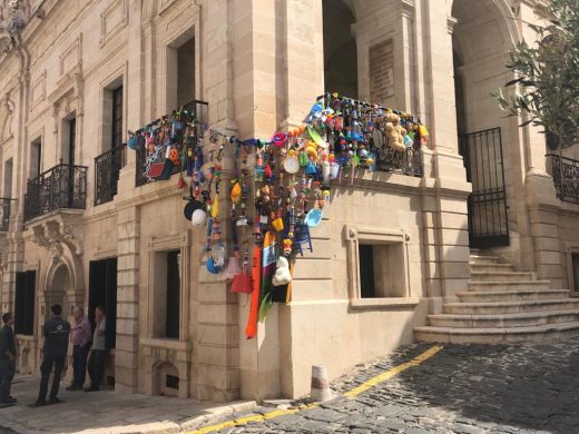 Imagen del montaje artístico que ha elaborado Toni Riera con objetos reciclados en la fachada del Ayuntamiento