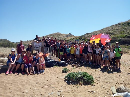 (Fotos) Los Escoltes de Menorca retiran 600 kilos de residuos de las playas