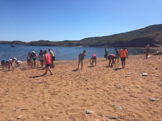 (Fotos) Los Escoltes de Menorca retiran 600 kilos de residuos de las playas