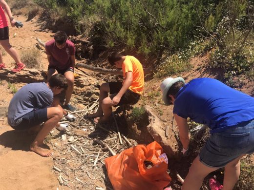 (Fotos) Los Escoltes de Menorca retiran 600 kilos de residuos de las playas