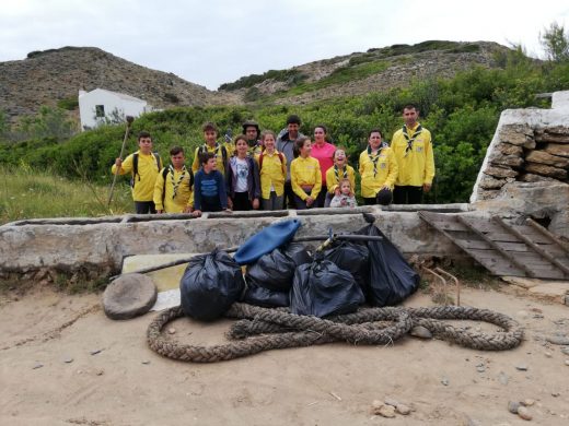 (Fotos) Los Escoltes de Menorca retiran 600 kilos de residuos de las playas