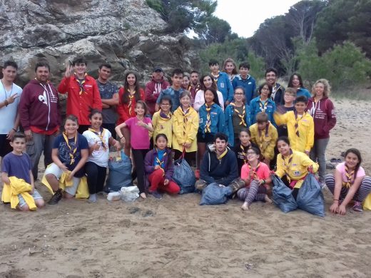 (Fotos) Los Escoltes de Menorca retiran 600 kilos de residuos de las playas