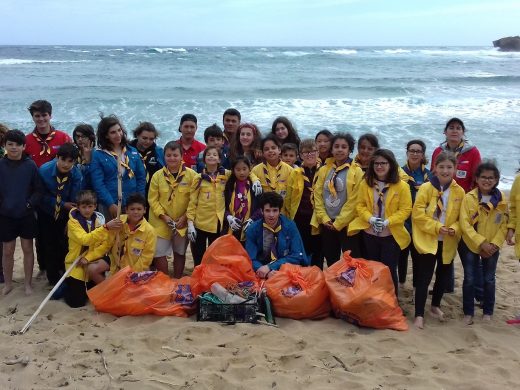 (Fotos) Los Escoltes de Menorca retiran 600 kilos de residuos de las playas