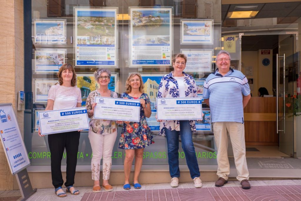 El Director General de Bonnin Sanso, Juan Torres, Joana Ramón de la Protectora de Animales de Ciutadella, Roswitha Britz de la Asociación ALBA y Mari Mercadal y Pili Parpal de la Asociación ASPANOB