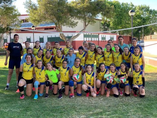 El Club Voleibol Alaior, estrenando la nueva red (Foto: Ajuntament d'Alaior)