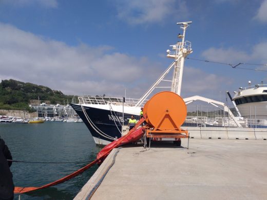 (Fotos) Simulan un derrame accidental de gasolina en el puerto de Maó