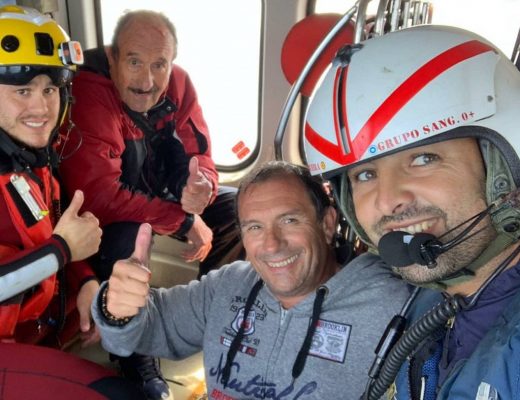 Los tripulantes, tras ser rescatados (Foto: Salvamento Marítimo)