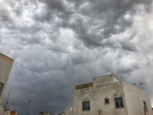 Cielo tapado en Maó (Foto: Xavi Pons Cladera)