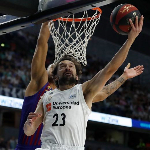 Bandeja a aro pasado de Llull (Foto: Real Madrid)