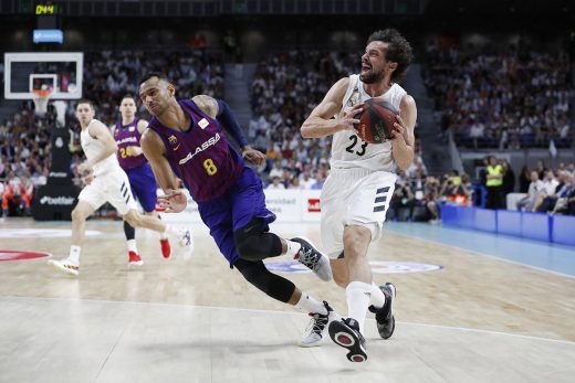 Falta de Hanga sobre Llull (Foto: Real Madrid)