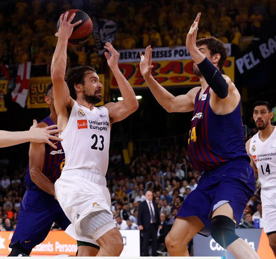 Llull asiste frente a Tomic (Foto: Real Madrid)