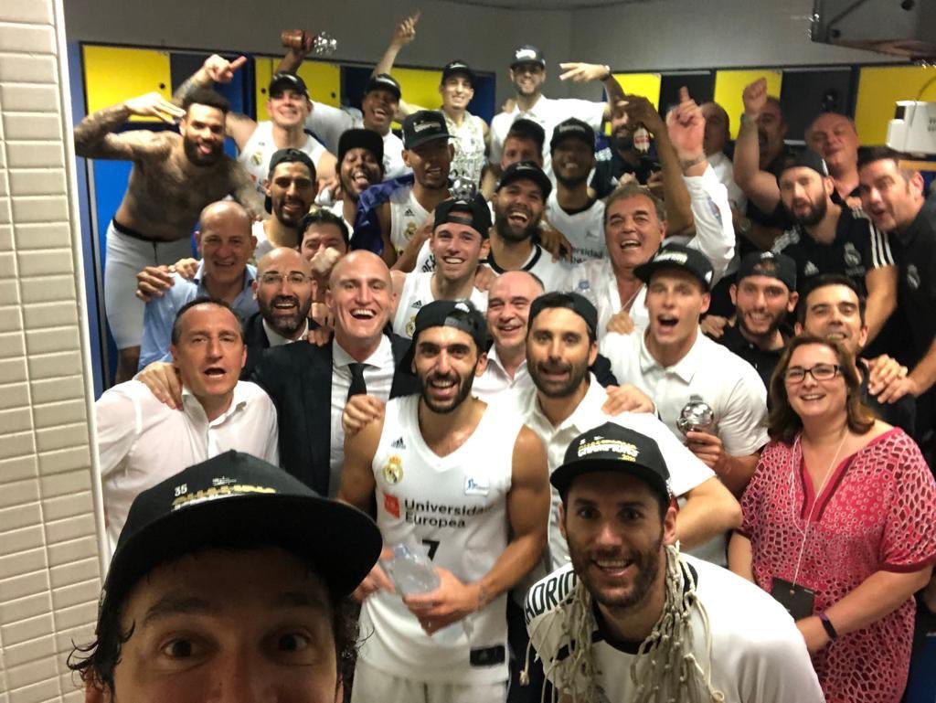 Llull, celebrando el título con un selfie en el vestuario.