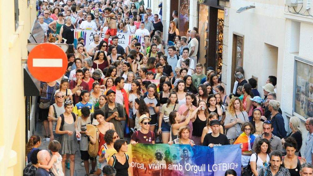 Imagen del desfile por las calles de Maó (Fotos y vídeo: Tolo Mercadal)