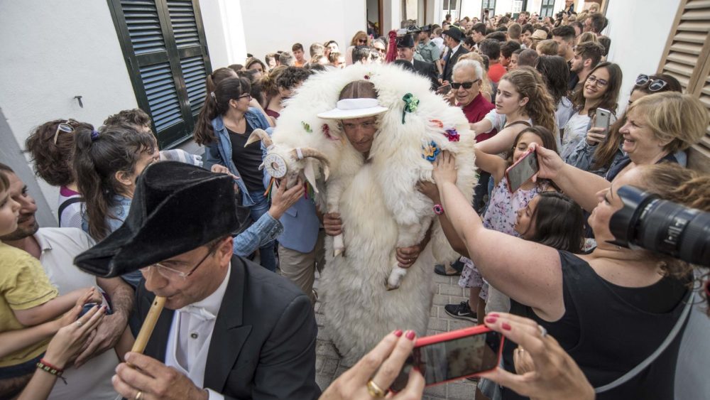 "S'home des Be", por las calles de Ciutadella (Fotos: David Arquimbau)