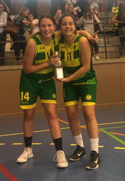 Las dos menorquinas, con el trofeo (Foto: Tòbal Oliver)