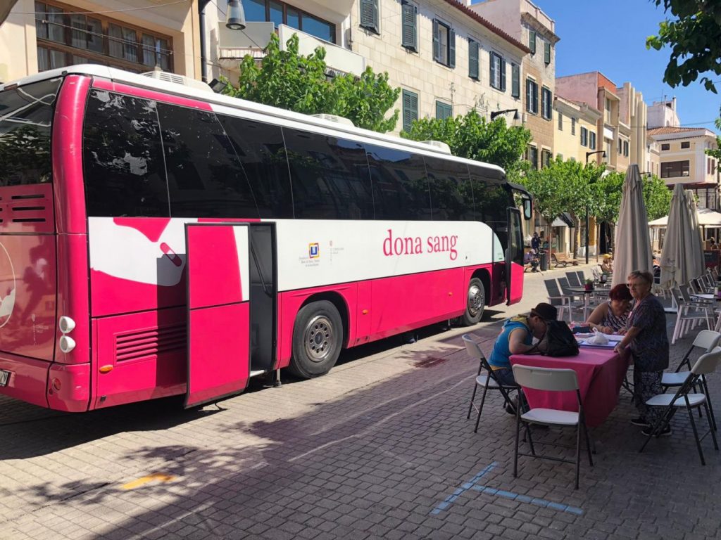 Imagen del autobús en el carrer de Ses Moreres (Foto: Tolo Mercadal)