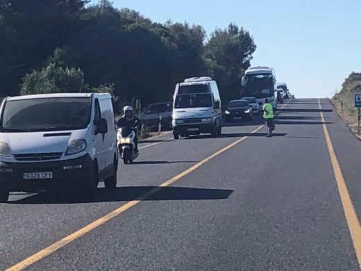 (Fotos) Un accidente provoca colas kilométricas en la carretera general