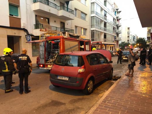 (Fotos) Arde un coche en la calle Miguel de Veri de Maó