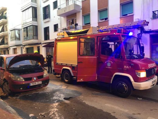 (Fotos) Arde un coche en la calle Miguel de Veri de Maó