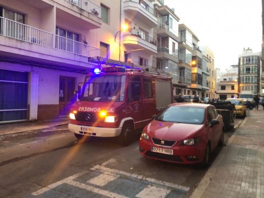 (Fotos) Arde un coche en la calle Miguel de Veri de Maó