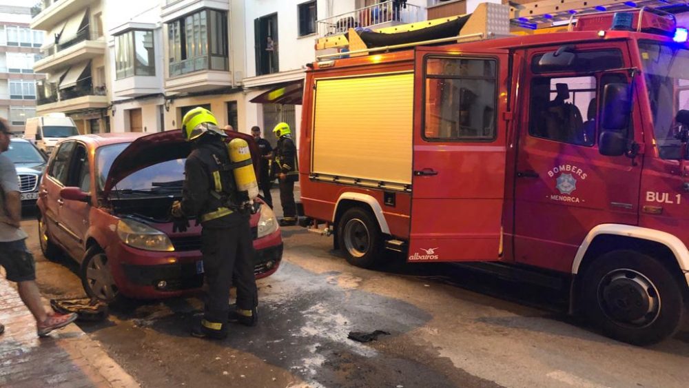 Bomberos apagando el fuego (Fotos: Tolo Mercadal)