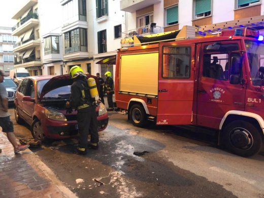 (Fotos) Arde un coche en la calle Miguel de Veri de Maó