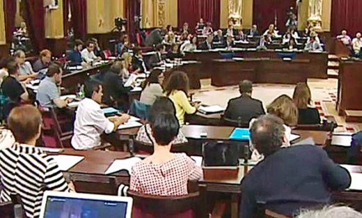 Imagen de un Pleno en el Parlament balear.