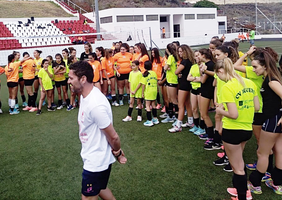 Llorens. junto a los participantes en el campus.