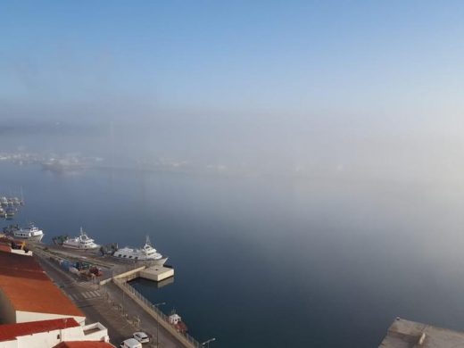 (Fotos) La niebla retrasa la entrada del barco en el puerto de Maó