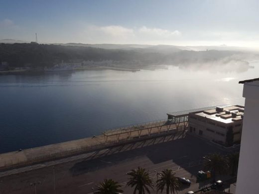 (Fotos) La niebla retrasa la entrada del barco en el puerto de Maó