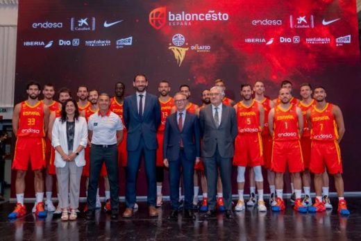 Llull, junto al resto del equipo (Foto: FEB)