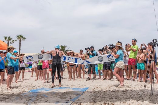 Orrú, a su llegada a meta (Foto: Swim in Menorca)