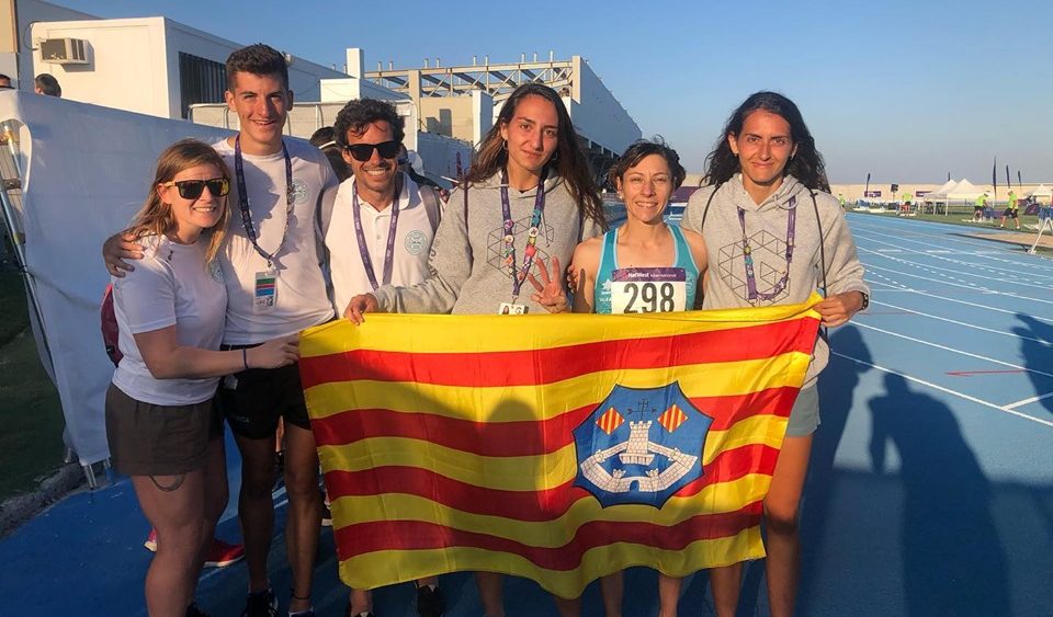 Lita López, con la medalla y los atletas de Menorca.