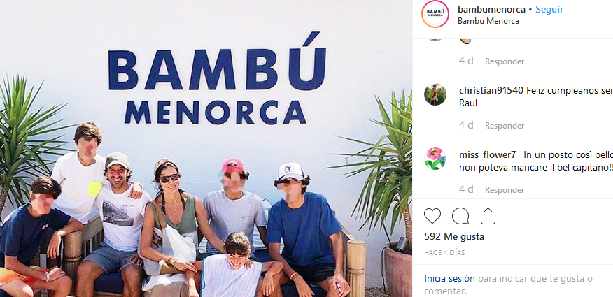 Raúl, junto a su familia en Binibeca (Foto: Bambú Menorca)