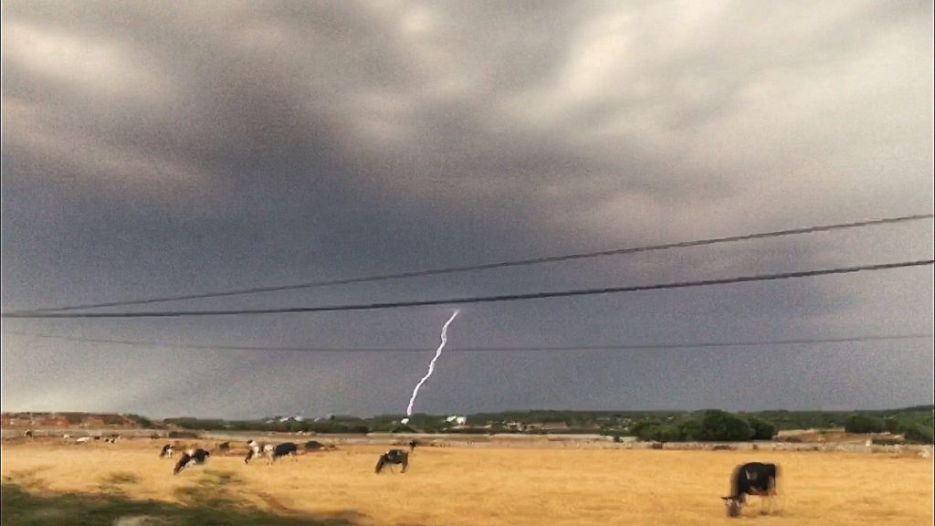 Rayos en Cala Morell (Foto: @Meteo_Menorca)