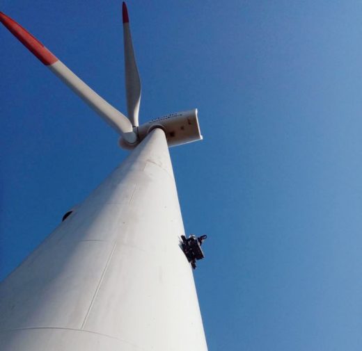 Un robot asciende por las torres hasta llegas a las palas de los molinos. (Fotos: Rafael Muñoz Campos).