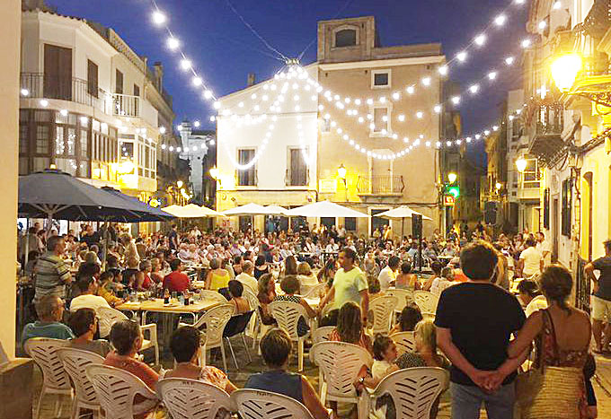 Lleno en "Sa Plaça" para seguir la noche de karaoke (Foto: Ajuntament d'Alaior).