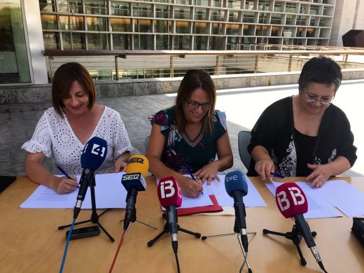 Firma del acuerdo esta mañana en la Plaza de la Biosfera de Maó