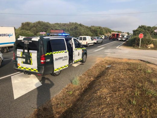 (Fotos) Dos heridos tras una brutal colisión en la carretera general