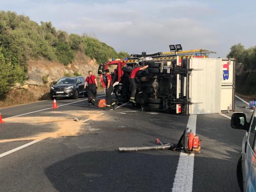 (Fotos) Dos heridos tras una brutal colisión en la carretera general