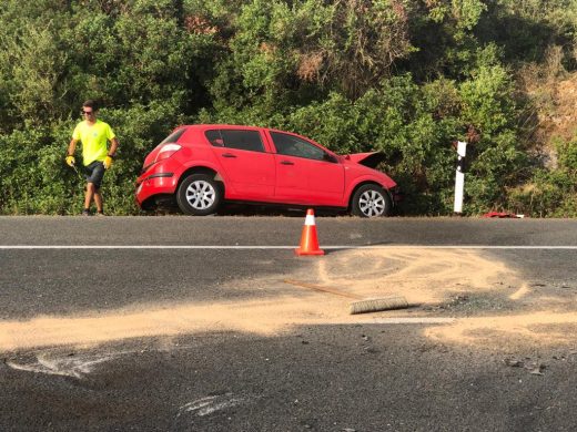 (Fotos) Dos heridos tras una brutal colisión en la carretera general