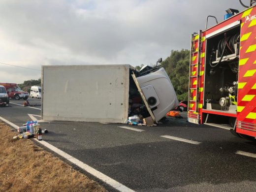 (Fotos) Dos heridos tras una brutal colisión en la carretera general