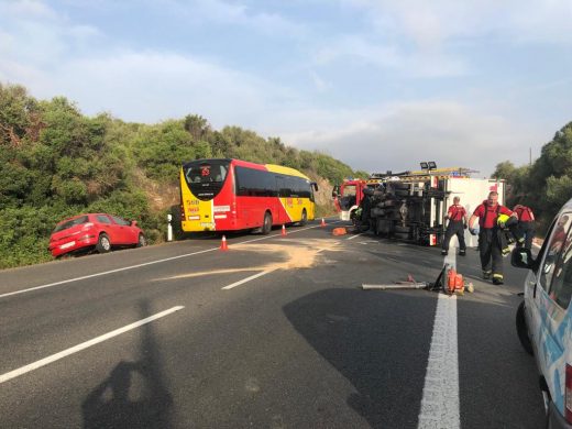 (Fotos) Dos heridos tras una brutal colisión en la carretera general