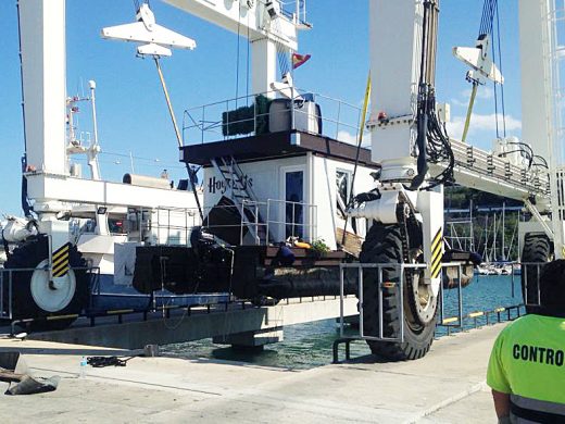 (Fotos) Una casa flotante se hunde en el puerto de Maó y la familia logra salvarse