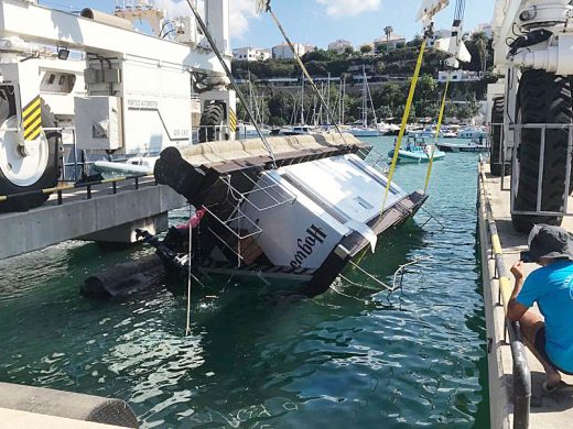 (Fotos) Una casa flotante se hunde en el puerto de Maó y la familia logra salvarse